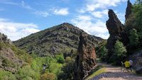 En las Torres del Estena (Parque Nacional de Cabañeros) se juntan el río Estena, el arroyo del Chorrillo y la ruta del Boquerón. En las Torres del Estena (Parque Nacional de Cabañeros) se juntan el río Estena, el arroyo del Chorrillo y la ruta del Boquerón.
