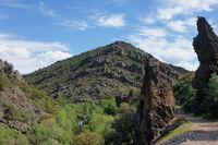 En las Torres del Estena (Parque Nacional de Cabañeros) se unen al río Estena, el arroyo del Chorrillo y la ruta del Boquerón.