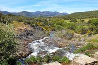 Vistas de las sierras del Parque Nacional, al fondo, desde el aliviadero de la presa de Los Reales, en la ruta del mismo nombre.