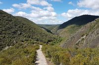 Panorámica de la ruta del Boquerón del Estena, abajo al fondo, sus estratos geológicos y el camino a su mirador en primer plano.