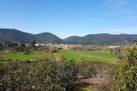 Navas de Estena y las sierras de El Ramiro y de Fuente el Caño detrás. Entre ellas, tras la Ermita, está el Boquerón del Estena.