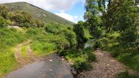 Rio Estena en la ruta de El Acebo y Las Fuentes, con la sierra de “Majalaburra” detrás, recuperada de su incendio en 2012.