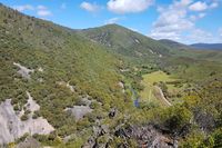 Panorámica del río Estena a su entrada al Boquerón y, al fondo, las cimas más altas del Parque Nacional de Cabañeros.