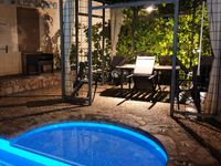 Barbacoa junto al cenador y la piscina en la casa rural La Fuente Gorda, en Navas de Estena, Parque Nacional de Cabañeros. Barbacoa junto al cenador y la piscina en la casa rural La Fuente Gorda, en Navas de Estena, Parque Nacional de Cabañeros.
