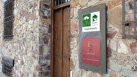 Fachada principal y puerta de la casa rural La Fuente Gorda, en Navas de Estena, Parque Nacional de Cabañeros. Fachada principal y puerta de la casa rural La Fuente Gorda, en Navas de Estena, Parque Nacional de Cabañeros.