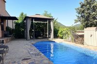 Solárium de La Fuente Gorda. De izquierda a derecha, hamacas, barbacoa, cenador, piscina, vistas de Cabañeros y leñera. Solárium de La Fuente Gorda. De izquierda a derecha, hamacas, barbacoa, cenador, piscina, vistas de Cabañeros y leñera.