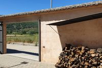 Leñera y puerta de acceso al patio de la casa rural La Fuente Gorda, en Navas de Estena. Leñera y puerta de acceso al patio de la casa rural La Fuente Gorda, en Navas de Estena.