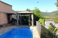 Piscina, cenador, barbacoa y golondrinas de la casa rural La Fuente Gorda. Al fondo, el Parque Nacional de Cabañeros. Piscina, cenador, barbacoa y golondrinas de la casa rural La Fuente Gorda. Al fondo, el Parque Nacional de Cabañeros.