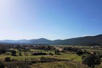Navas de Estena y Parque Nacional de Cabañeros al fondo. A la izquierda de la imagen, la torre de la Iglesia parroquial.