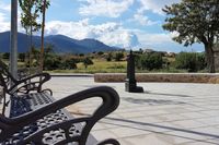 Fuente del Paseo de los Morales, en Navas de Estena. Al fondo (oeste) sierras del Parque Nacional de Cabañeros. Fuente del Paseo de los Morales, en Navas de Estena. Al fondo (oeste) sierras del Parque Nacional de Cabañeros.
