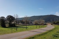 Camino del rio y sierras de Cabañeros al fondo. En el centro de la imagen, casas rurales La Fuente Gorda y Mirador de la Fuente.
