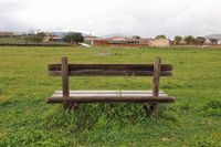 Uno de los numerosos bancos en los prados que rodean Navas de Estena (Parque Nacional de Cabañeros).