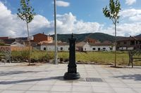 Fuente del Paseo de los Morales en Navas de Estena. Al fondo (sur) sierras del Parque Nacional de Cabañeros. Fuente del Paseo de los Morales en Navas de Estena. Al fondo (sur) sierras del Parque Nacional de Cabañeros.