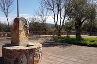 Fuente de piedra en la travesía de Navas de Estena. Sierras de los Montes de Toledo al fondo. Fuente de piedra en la travesía de Navas de Estena. Sierras de los Montes de Toledo al fondo.