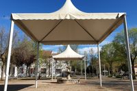 Carpas en la plaza del parque municipal de Navas de Estena. Carpas en la plaza del parque municipal de Navas de Estena.