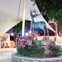 Plaza de Navas de Estena con la escultura del ciervo en su centro Plaza de Navas de Estena con la escultura del ciervo en su centro
