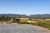 Loma donde aparcamos. Vista al suroeste: el pueblo. Al fondo, las sierras del Parque Nacional cortadas por el tajo del Boquerón. Loma donde aparcamos. Vista al suroeste: el pueblo. Al fondo, las sierras del Parque Nacional cortadas por el tajo del Boquerón.