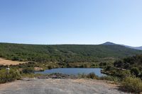 Loma donde aparcamos. Vista al norte: presa de los Reales. A la derecha, el camino de paseo, a la izquierda se va al aliviadero. Loma donde aparcamos. Vista al norte: presa de los Reales. A la derecha, el camino de paseo, a la izquierda se va al aliviadero.
