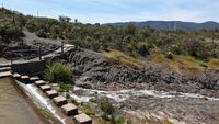 Aliviadero de la presa de Los Reales y paso para cruzar de una margen a otra.