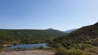 Presa de Los Reales con el camino de la ruta bordeándola por su margen izquierda.