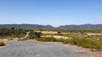 Acabando la ruta de Los Reales. Al fondo Navas de Estena y, detrás del pueblo, las sierras del Parque Nacional. Acabando la ruta de Los Reales. Al fondo Navas de Estena y, detrás del pueblo, las sierras del Parque Nacional.