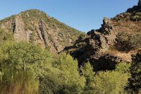 Estratos del Estena a nuestra izquierda. Cerro de la ermita a la derecha. A este lado, vegetación del Chorrillo fresca en agosto Estratos del Estena a nuestra izquierda. Cerro de la ermita a la derecha. A este lado, vegetación del Chorrillo fresca en agosto