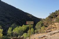 Fin de la ruta. El camino de corta por el vallado de una finca particular.