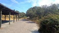 Aparcamiento de la ruta del Área recreativa del Acebo y las Fuentes al comienzo de la ruta en río Estena.