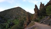Paraje de “Las Torres”, donde confluyen: ruta del Boquerón, río Estena y arroyo del Chorrillo. Arriba: miradores de la Ermita. Paraje de “Las Torres”, donde confluyen: ruta del Boquerón, río Estena y arroyo del Chorrillo. Arriba: miradores de la Ermita.