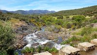 Vistas de las sierras del Parque Nacional, al fondo, desde el aliviadero de la presa de Los Reales, en la ruta del mismo nombre.