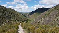 Panorámica de la ruta del Boquerón del Estena, abajo al fondo, sus estratos geológicos y el camino a su mirador en primer plano. Panorámica de la ruta del Boquerón del Estena, abajo al fondo, sus estratos geológicos y el camino a su mirador en primer plano.