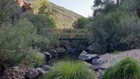 Puente sobre el río Estena a mitad de la ruta del Boquerón, en verano. Con lluvias intensas el agua suele sobrepasarlo. Puente sobre el río Estena a mitad de la ruta del Boquerón, en verano. Con lluvias intensas el agua suele sobrepasarlo.
