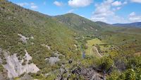 Panorámica del río Estena a su entrada al Boquerón y, al fondo, las cimas más altas del Parque Nacional de Cabañeros. Panorámica del río Estena a su entrada al Boquerón y, al fondo, las cimas más altas del Parque Nacional de Cabañeros.