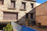 Fachada trasera de La Fuente Gorda. Abajo, garage y baño; centro, todo salón; arriba, dos de los cuatro dormitorios y sus baños. Fachada trasera de La Fuente Gorda. Abajo, garage y baño; centro, todo salón; arriba, dos de los cuatro dormitorios y sus baños.